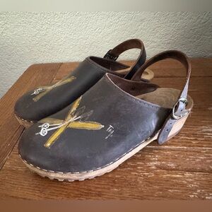 Hand Painted Brown Leather Mary Jane Buckle Ski Tessa Clogs Sz.39/8-8.5 Hippie